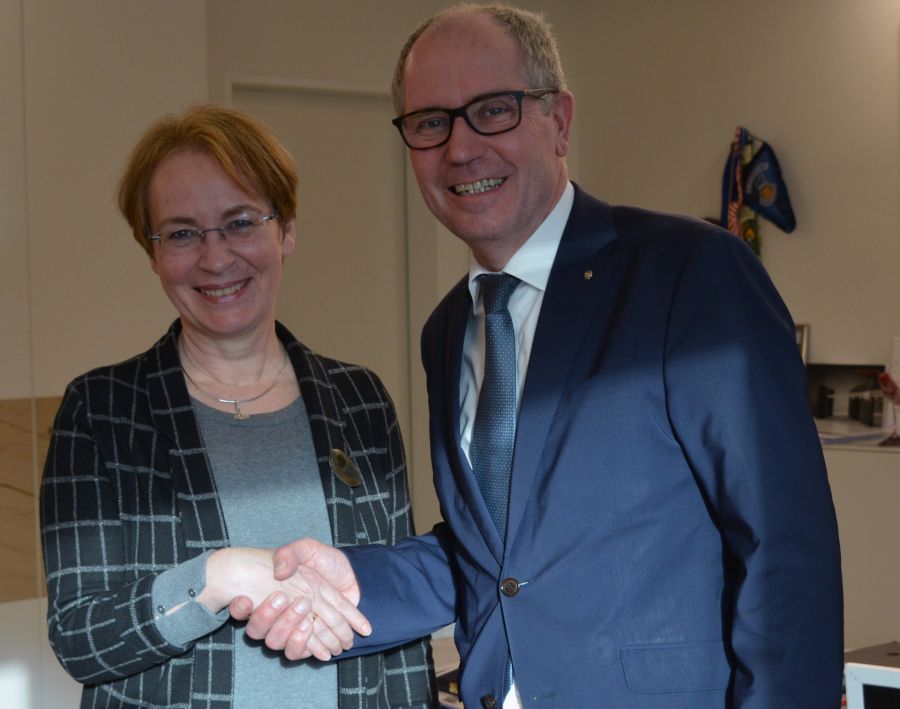 Landrat Manfred Müller begrüßt Petra Bolte in ihrem neuen Amt als Leiterin des Bildungs- und Integrationszentrums.  Fotorechte: Kreis Paderborn, Amt für Presse- und Öffentlichkeitsarbeit, Meike Delang